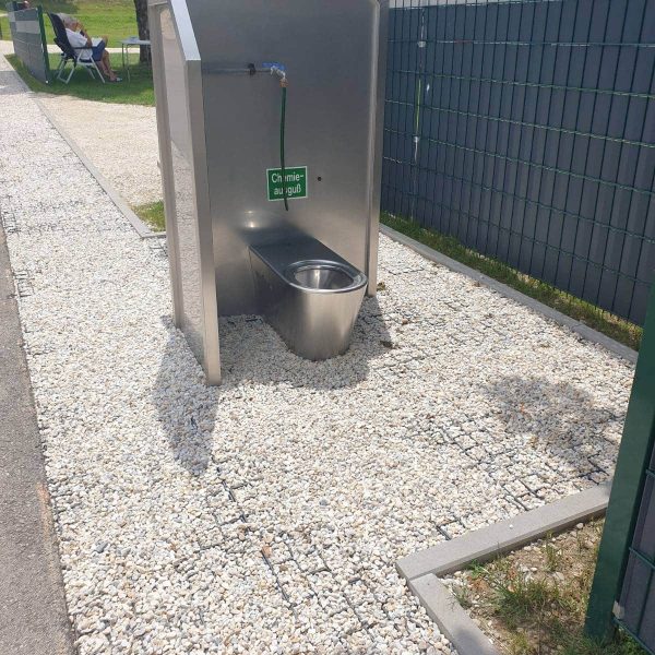 Rasengitter Campingplatz Sanitär